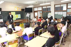児童に話をする住澤支部長