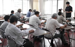 出荷規格について説明する土屋営農指導員