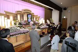 諏訪地域初の大型洋風祭壇を設置した虹のホールたまがわ
