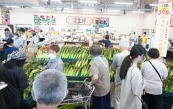 多くの来場者で賑わったトウモロコシ売場前
