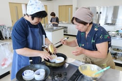 牛乳パックの型に生地を流し込む大学院生