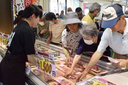 上伊那産の牛肉を買い求める来店者