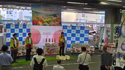 グリーン長野産をＰＲする小林常務