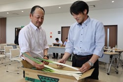 白ネギの出荷規格を確認する生産者ら（長野県山形村で）