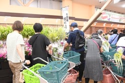 次々と花を購入する来店客