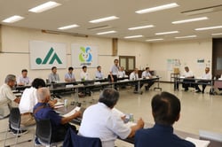 グループディスカッションの結果を報告した上期総合運営委員会