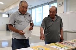 選考をする根菜部会副部会長（左）と部会長（右）