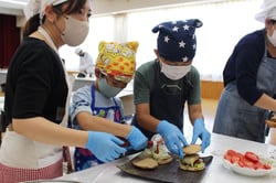地元産小麦でつくったバンズでハンバーガーづくり
