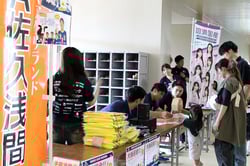 ガラポン抽選会で盛り上がる来場者