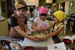 すすんで調理する子どもたち