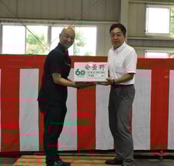 内田専務理事㊨が市場へサンつがるを手渡した