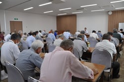 熱心に説明を聞く参加者