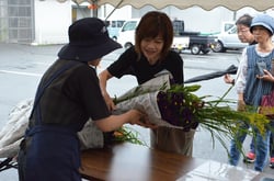 購入した花束を受け取る来場者