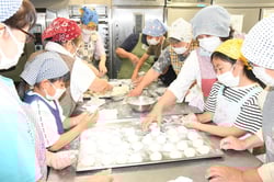 べたつく生地を丸める参加者（長野県長野市、８月６日）