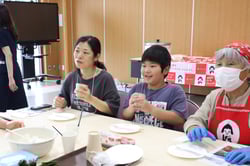 シャカシャカおにぎりを作る参加者