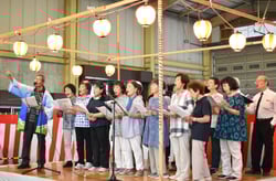 夏祭りを盛り上げたこだまの会による合唱