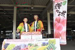川中島白桃をＰＲする小林常務（左）と橘田部会長