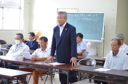開場式で激励する西村組合長