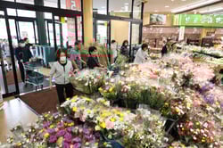 花を求め続々と入店する来店客