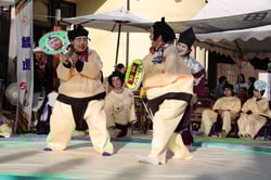 大胆なフェイスペイントに力士の着ぐるみをまとったメンバーらが多彩な取組みを披露した