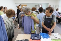 フリーマーケットで買い物を楽しむ部員