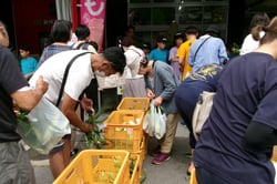 モロコシを買い求める客