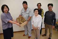 ジャガイモを渡す支所協同活動メンバー
