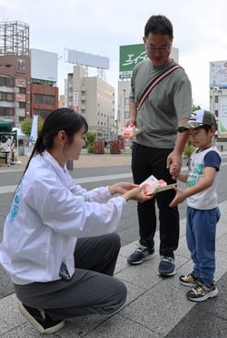 配布された牛乳を受け取る参加者