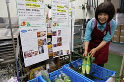 トウモロコシを提供する五味さん