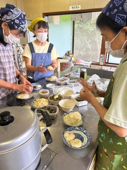 具材を包む参加者