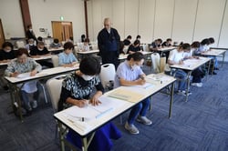 集中して写経に取組む参加者