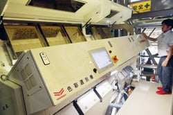 文出ライスセンターに導入した全国有数の大型高能力型色彩選別機