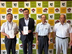 上條副村長（左）、百瀬村長（左から２番目）、百瀬理事（右から２番目）、中村会長（右）