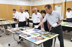 じっくりと審査する審査員