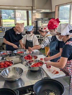 子どもも一緒にトマトソース作りを楽しんだ