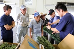 出荷基準を確認する生産者ら