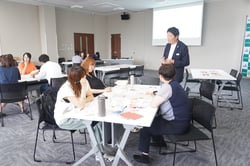 當間講師のアドバイスに耳を傾ける参加者ら