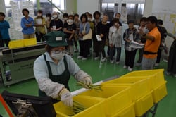 共選施設を見学する女性生産者ら