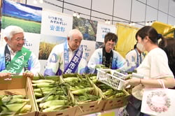 農産物を販売する宮澤組合長㊧太田市長（右から２番目）と曽根原さん㊨