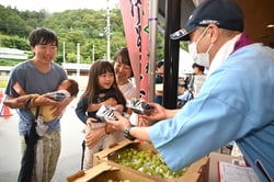 会話を楽しみながら旬のぶどうを買い求めた