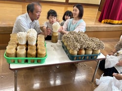 収穫体験をする園児ら