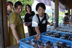 好みのブドウを買い求める来園者