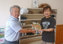 記念品を渡す北沢組合長（左）と千葉園長（右）