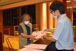 資料とともにＪＡ提供品を笑顔で受け取る参加者（長野県上田市で）