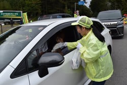 チラシや農産物を手渡し交通安全をＰＲ