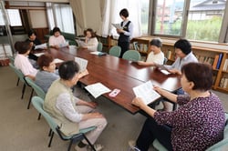 会話を楽しみながら早口ことばを唱える参加者