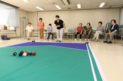 ボールの行き先を見守る会員ら