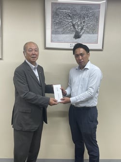 見舞金を手渡すJAながの宮澤組合長
