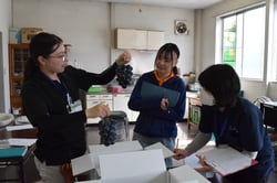 房ぞろいを確認する審査員