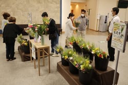 虹のホールたまがわのリニューアルオープンを記念し、諏訪地域で初めて開いた「虹のお花市」